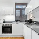 Comfy Flat In Staines