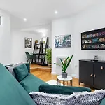 Comfy Flat In Staines