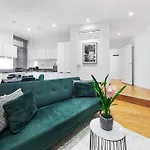 Comfy Flat In Staines